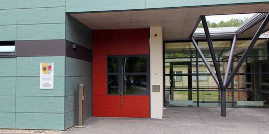 Laborgebäude links und Neues Institut rechts sind an der Eingangssituation miteinander verbunden. © 2012 Betrieb für Bau und Liegenschaften Mecklenburg-Vorpommern