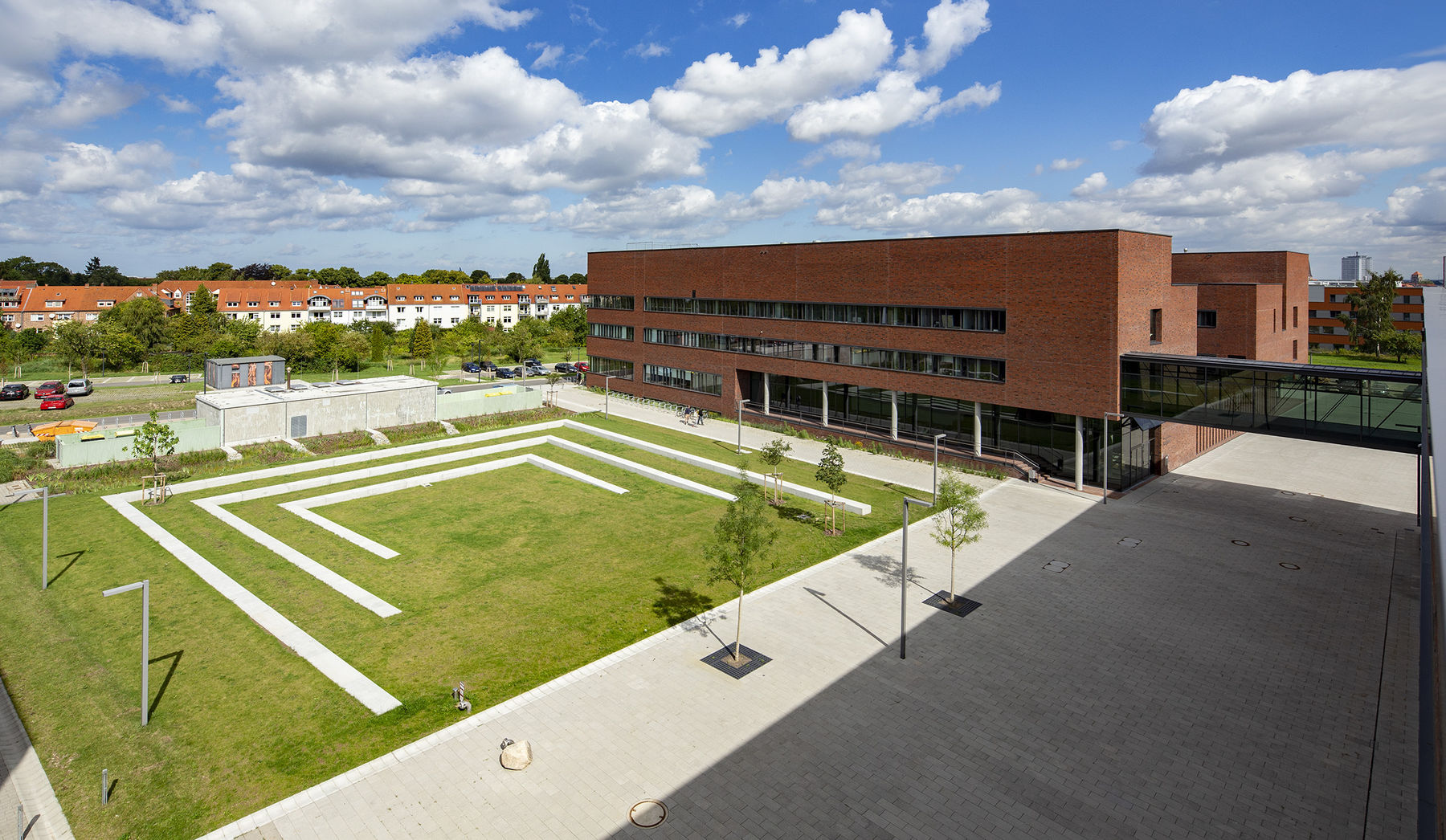 Blick vom Forschungsgebäude der Physik auf das Hörsaalgebäude mit dem dahinter liegenden Department Leben, Licht und Materie sowie der Freifläche zwischen Hörsaalgebäude und Institut für Informatik und Rechenzentrum mit audiovisuellem Medienzentrum. © 2015 Betrieb für Bau und Liegenschaften Mecklenburg-Vorpommern