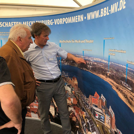 In der Pagode des BBL M-V auf dem MV-Tag. Die Bauprojekte des Landes und des Bundes in der Hanse- und Universitätsstadt Rostock sind auf dem Banner markiert. © 2018 Stefan Bruhn, Schwerin