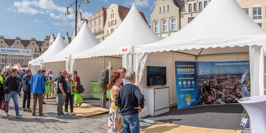 Blick auf den Pavillon der Landesregierung M-V, speziell auf die vier Pagoden, in denen sich das Finanzministerium präsentierte. Dabei waren (von links): die Kunstsammlungen, Staatlichen Schlösser und Gärten, das Finanzamt Rostock und der BBL M-V. © 2018 Landesmarketing M-V