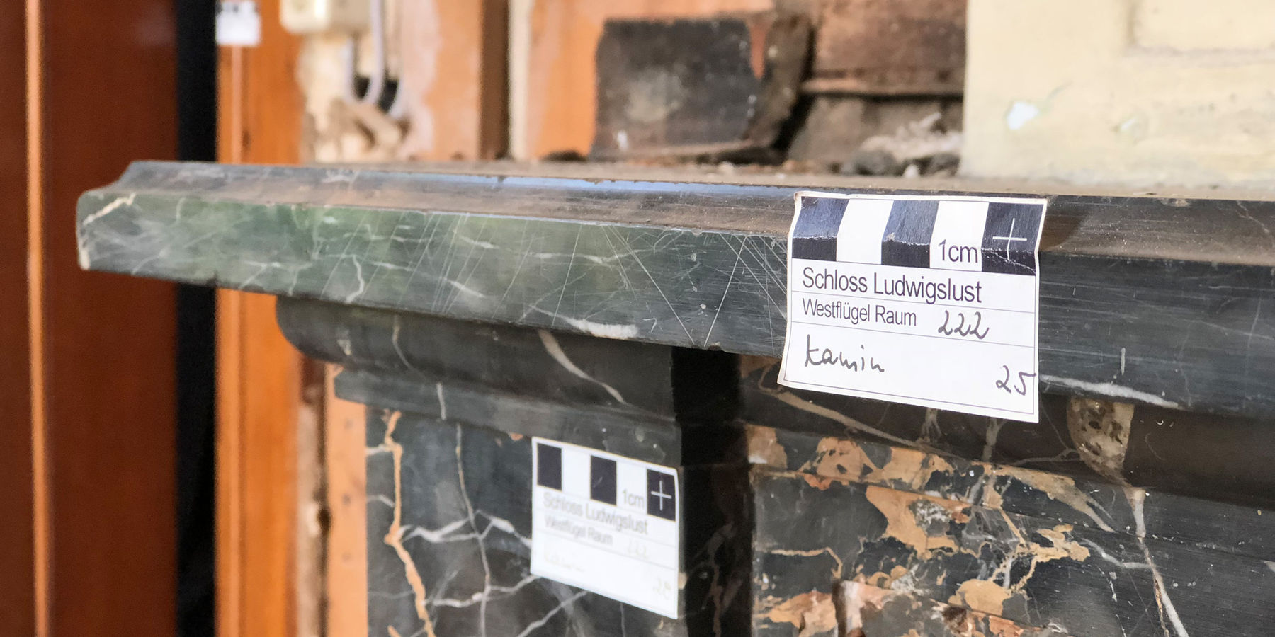 Spurensuche - Markierungen der Restauratoren an einem Kamin im sogenannten Damenflügel des Schlosses Ludwigslust. © 2018 Betrieb für Bau und Liegenschaften Mecklenburg-Vorpommern