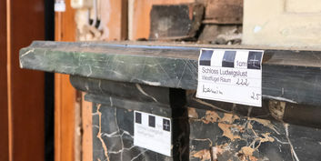 Spurensuche - Markierungen der Restauratoren an einem Kamin im sogenannten Damenflügel des Schlosses Ludwigslust. © 2018 Betrieb für Bau und Liegenschaften Mecklenburg-Vorpommern
