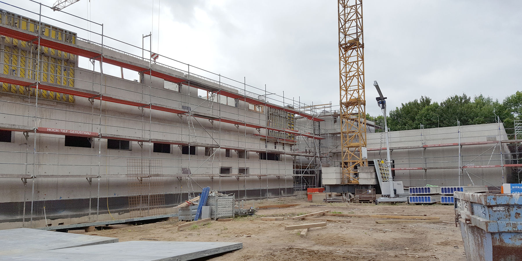 Blick auf die Westseite des Gebäudes, links neben dem Kran befindet sich der Haupteingang © 2018 Betrieb für Bau und Liegenschaften Mecklenburg-Vorpommern