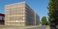 Nord-Ost Perspektive des eingerüsteten Block E © 2018 Betrieb für Bau und Liegenschaften Mecklenburg-Vorpommern