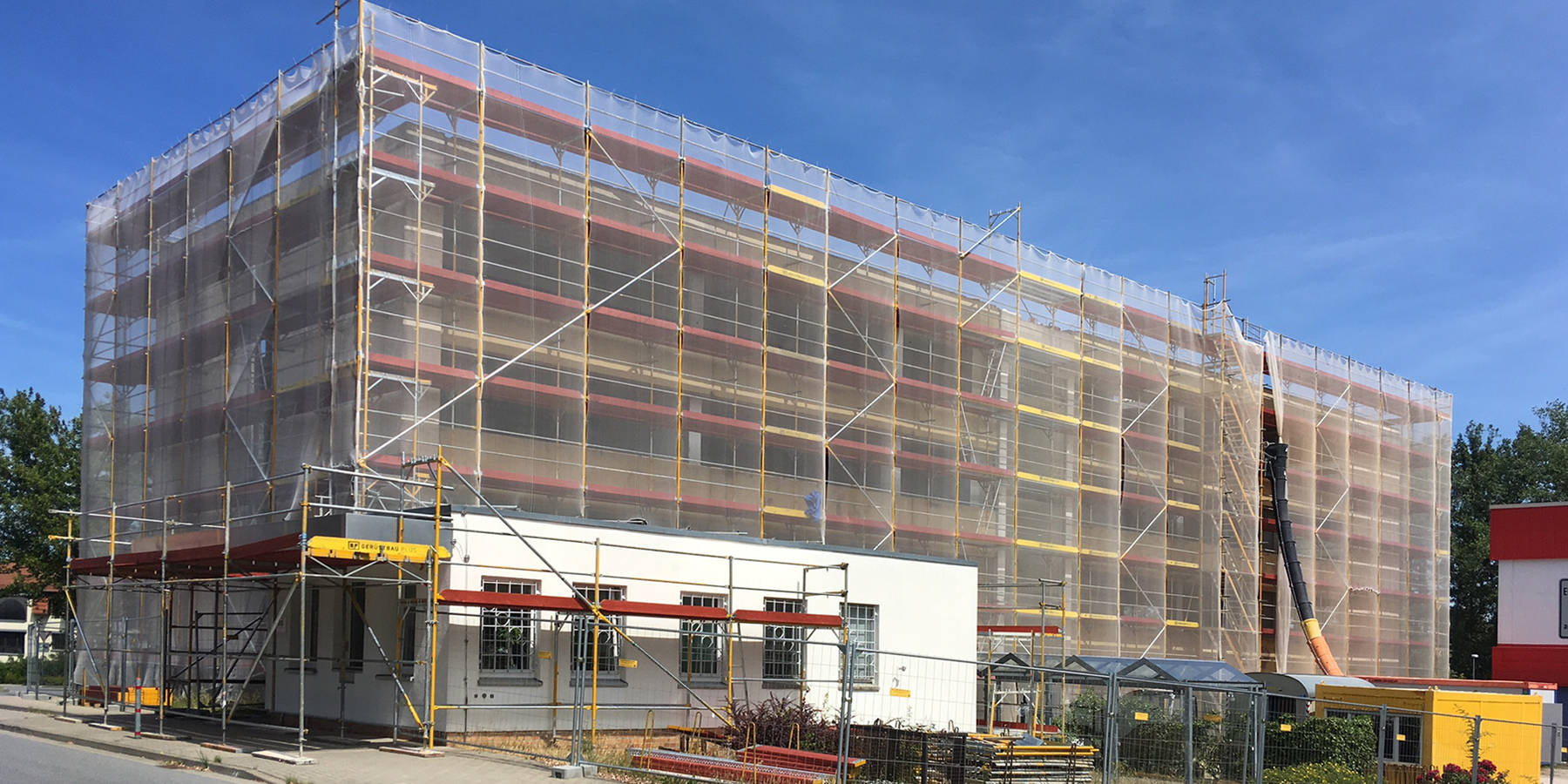 Blick auf die Westseite des eingerüsteten Gebäudes mit dem Anbau Wache © 2018 Betrieb für Bau und Liegenschaften Mecklenburg-Vorpommern