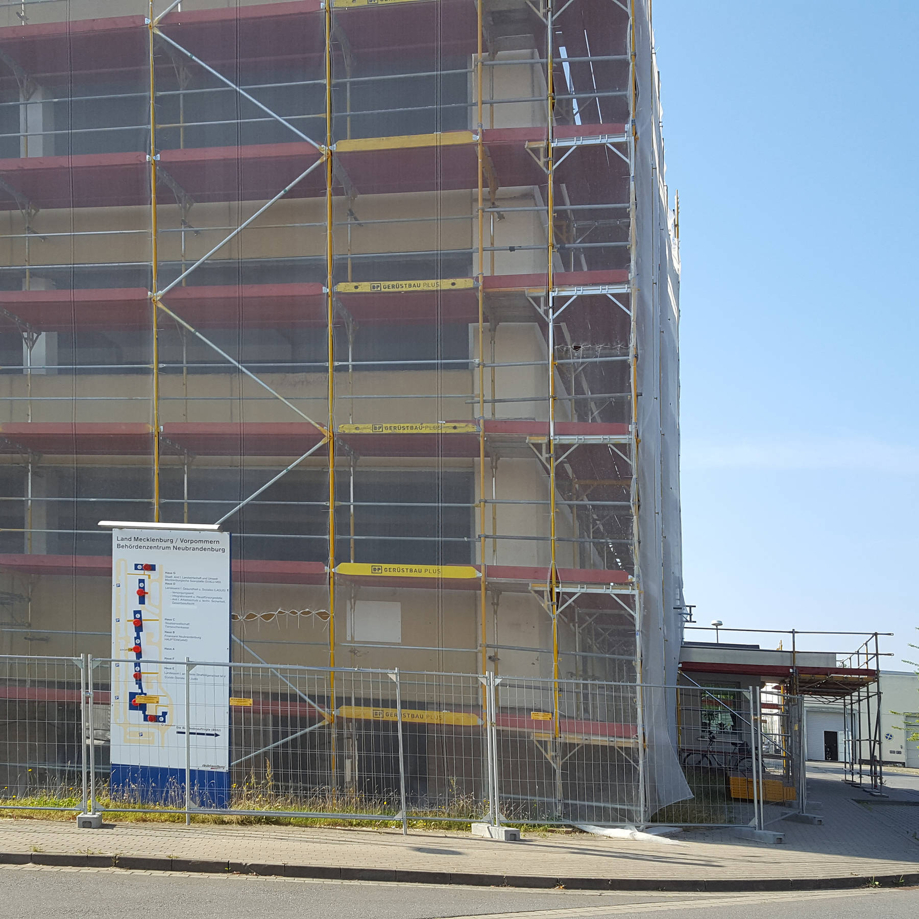 Nordfassade mit Anbau Wache © 2018 Betrieb für Bau und Liegenschaften Mecklenburg-Vorpommern