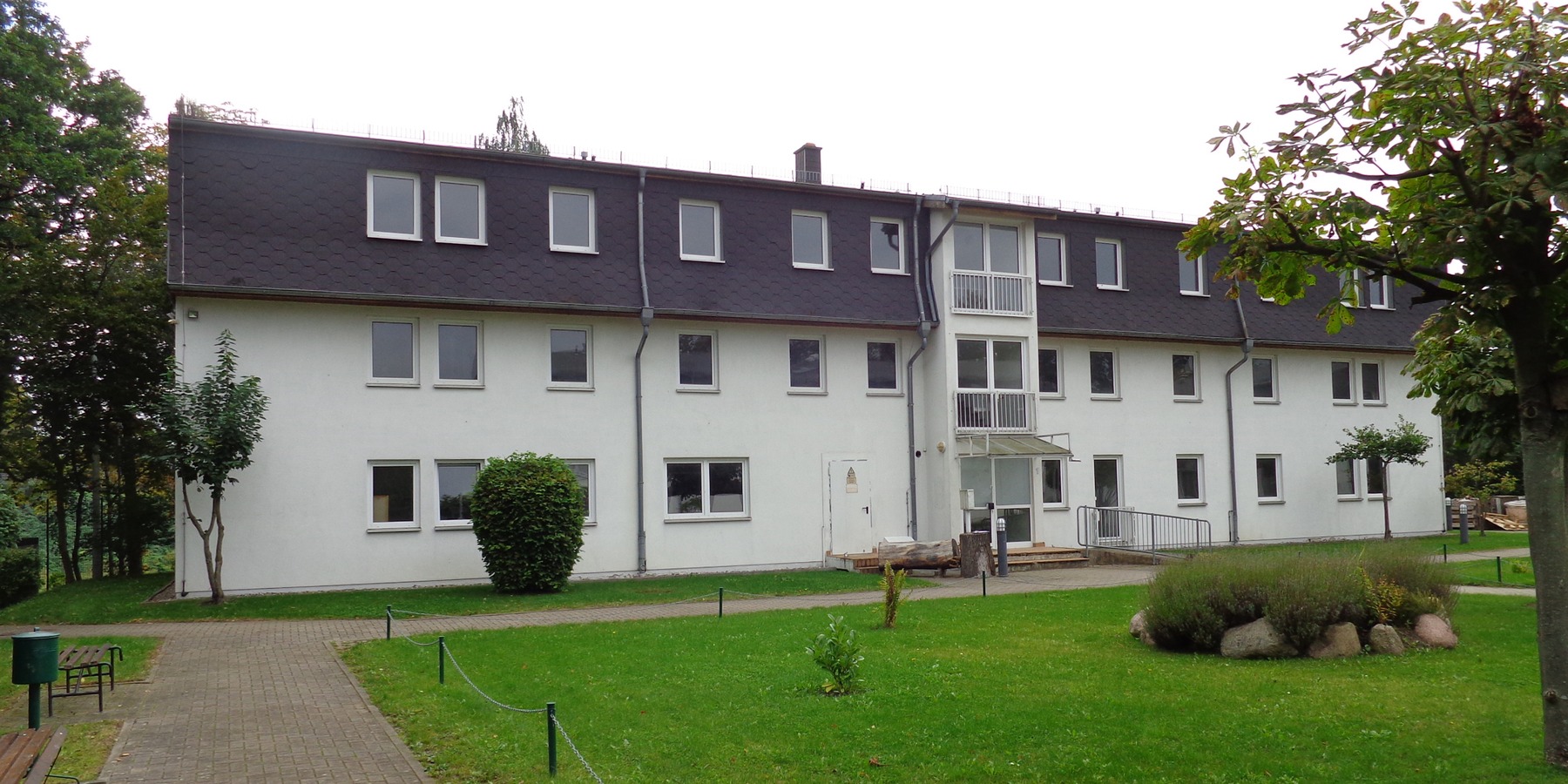 Blick auf die Eingangsseite des noch unsanierten Gebäudes © 2018 Betrieb für Bau und Liegenschaften Mecklenburg-Vorpommern