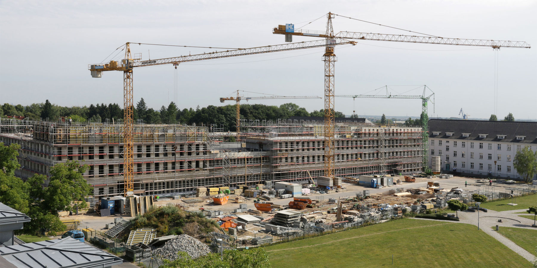 Blick auf die Baustelle - der Rohbau steht und wird am 4. September 2018 gerichtet. Damit bedankt sich der BBL M-V als Vertreter des Bauherren bei den am Bau Beteiligten. © 2018 Presse- und Informationszentrum des Marinekommandos in der Hansekaserne Rostock