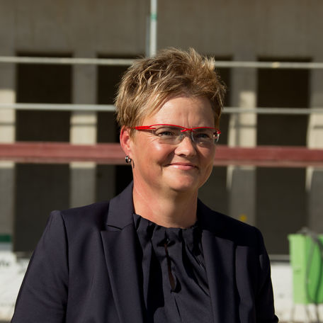 Hat alles im Griff: Cornelia Gauß vom BBL M-V hält die Fäden des derzeit größten Bauprojekts des BBL M-V für den Bund fest in der Hand. © 2018 Betrieb für Bau und Liegenschaften Mecklenburg-Vorpommern