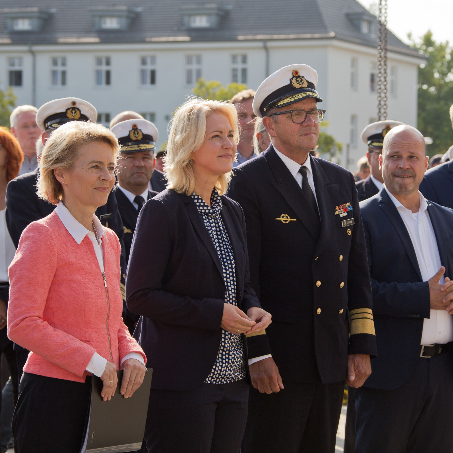 v. l.: Dr. med. Ursula von der Leyen, Bundesministerin für Verteidigung, Manuela Schwesig, Ministerpräsidentin des Landes Mecklenburg-Vorpommern, Vizeadmiral Andreas Krause, Inspekteur der Marine und Finanzsenator Dr. Chris Müller-von Wrycz Rekowski © 2018 Betrieb für Bau und Liegenschaften Mecklenburg-Vorpommern