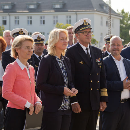 v. l.: Dr. med. Ursula von der Leyen, Bundesministerin für Verteidigung, Manuela Schwesig, Ministerpräsidentin des Landes Mecklenburg-Vorpommern, Vizeadmiral Andreas Krause, Inspekteur der Marine und Finanzsenator Dr. Chris Müller-von Wrycz Rekowski © 2018 Betrieb für Bau und Liegenschaften Mecklenburg-Vorpommern