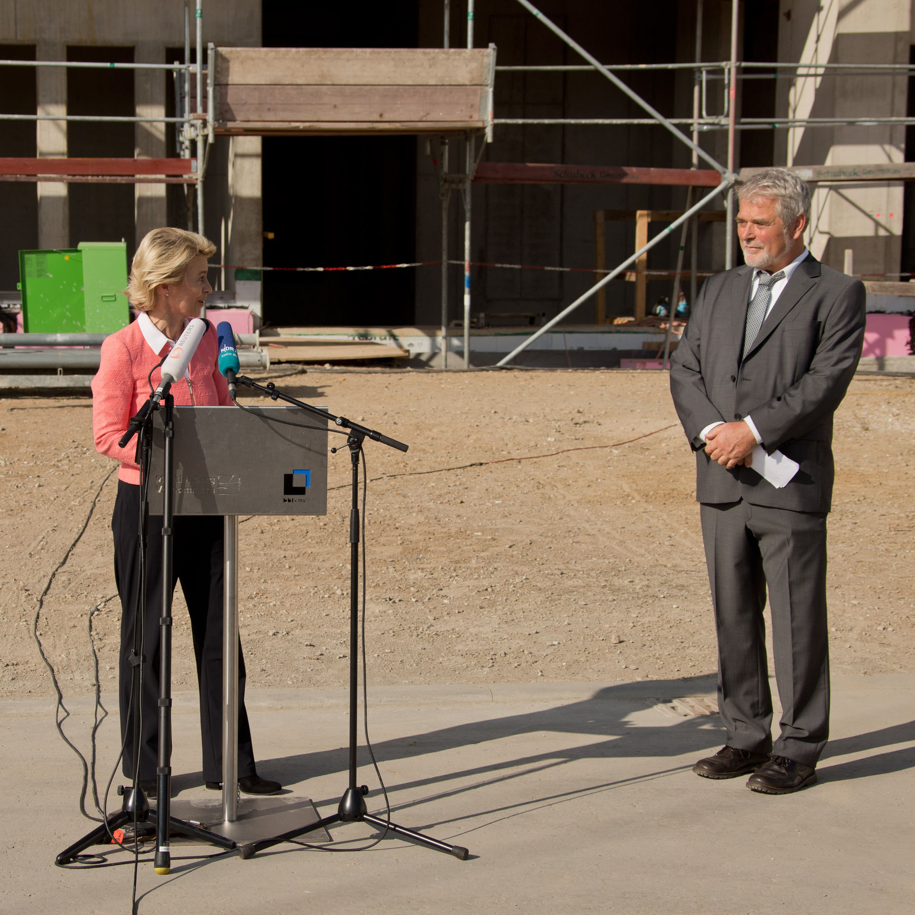 Dr. Ursula von der Leyen bedankt sich beim Verantwortlichen für den Bundesbau im BBL M-V, Dr. Thomas Meyer-Bohe für die zeit- und kostengerechte Umsetzung des derzeit größten militärischen Bauprojekts für den Bund in Mecklenburg-Vorpommern. © 2018 Betrieb für Bau und Liegenschaften Mecklenburg-Vorpommern