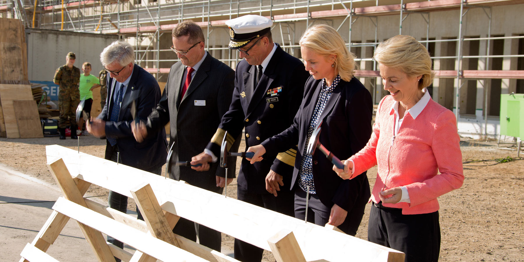 Der Tradition folgend treiben Bauherr, Investor und Nutzer einen letzten Nagel in den Dachsparren ein. v. l.: Holger Richter vom BBL M-V, Dr. Valentin vom Bundeswehrdienstleistungszentrum, Vizeadmiral Andreas Krause, Ministerpräsidentin Manuela Schwesig © 2018 Betrieb für Bau und Liegenschaften Mecklenburg-Vorpommern