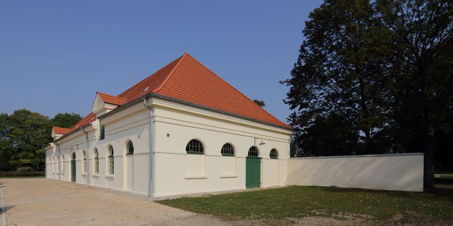 Mollig warm - Im Stall 3 direkt an der Reitbahn gelegen, gibt es eine Infrarot-Heizung für Pferde. © 2021 SBL Schwerin