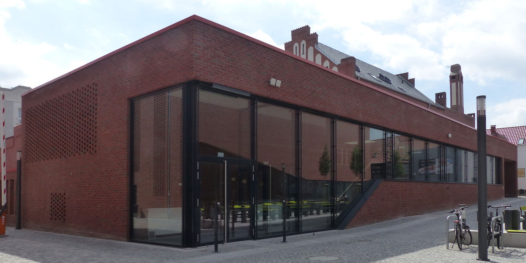 Blick aus Nordwest auf die hofseitige Glasfassade der Cafeteria © 2018 Betrieb für Bau und Liegenschaften Mecklenburg-Vorpommern