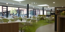 Blick ins Grüne: das Motto spiegelt sich in der Innengestaltung der Cafeteria wieder © 2018 Betrieb für Bau und Liegenschaften Mecklenburg-Vorpommern