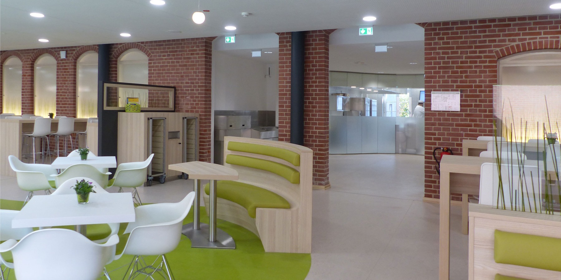 Cafeteria mit Blick in den Küchenbereich der Ausgabemensa © 2018 Betrieb für Bau und Liegenschaften Mecklenburg-Vorpommern