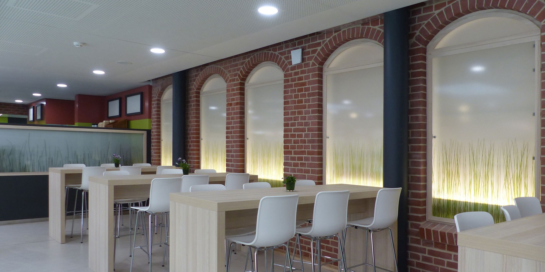 Die historische Klinkeraußenwand des sanierten Wirtschaftsgebäudes bildet die nun Innenwand der Cafeteria. © 2018 Betrieb für Bau und Liegenschaften Mecklenburg-Vorpommern