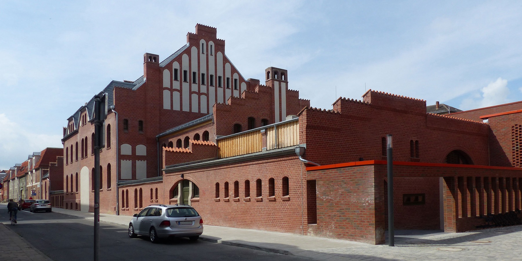 Blick von der Hunnenstraße auf das sanierte Wirtschaftsgebäude, dem Sitz der Ausgabemensa © 2018 Betrieb für Bau und Liegenschaften Mecklenburg-Vorpommern
