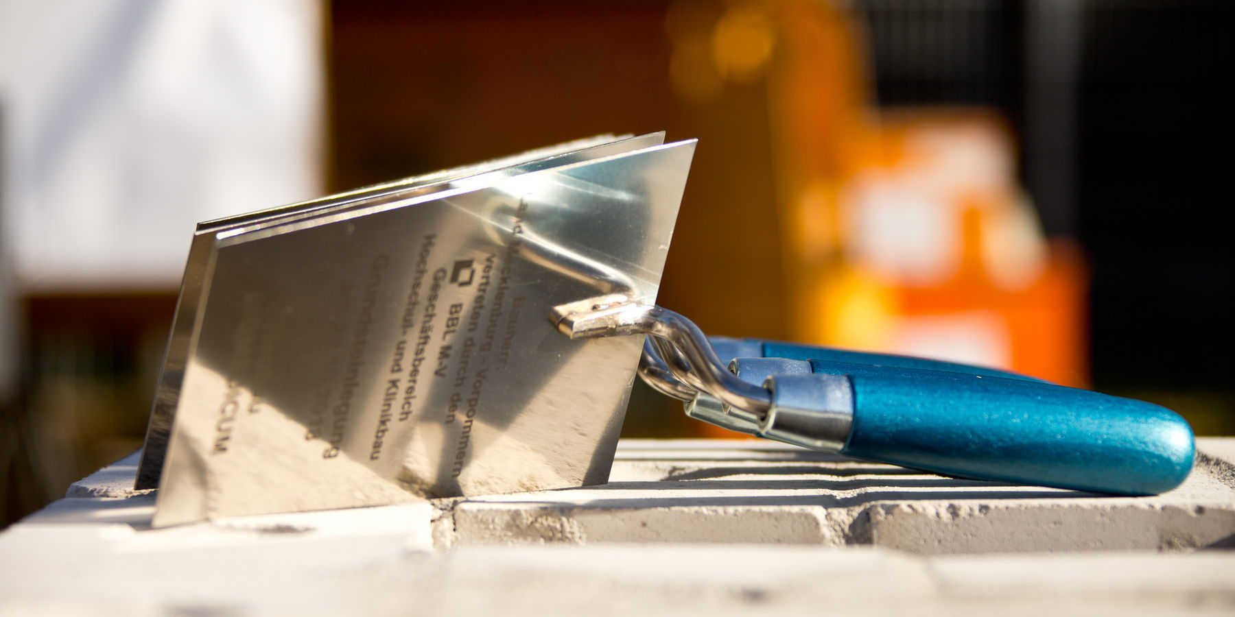 Der Grundstein für die 20 Millionen Euro umfassende Investition des Landes M-V kann gelegt werden, die Maurerkellen liegen bereit. © 2018 Betrieb für Bau und Liegenschaften Mecklenburg-Vorpommern