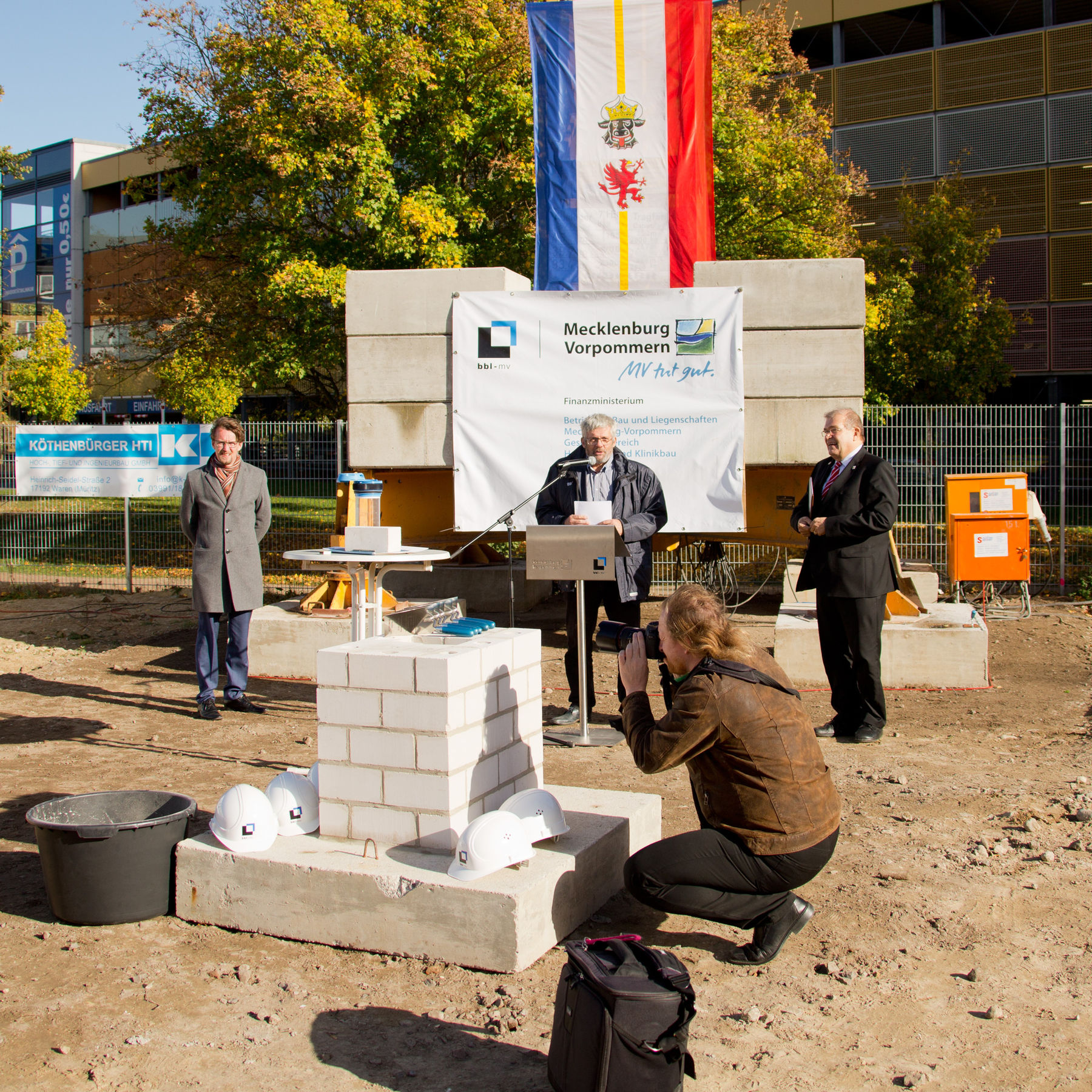 Uwe Sander, Leiter des für das Bauprojekt verantwortlichen BBL M-V begrüßt die Gäste der Grundsteinlegung am 22. Oktober 2018 auf dem Baufeld am Campus Schillingallee im Rostocker Hansaviertel. © 2018 Betrieb für Bau und Liegenschaften Mecklenburg-Vorpommern