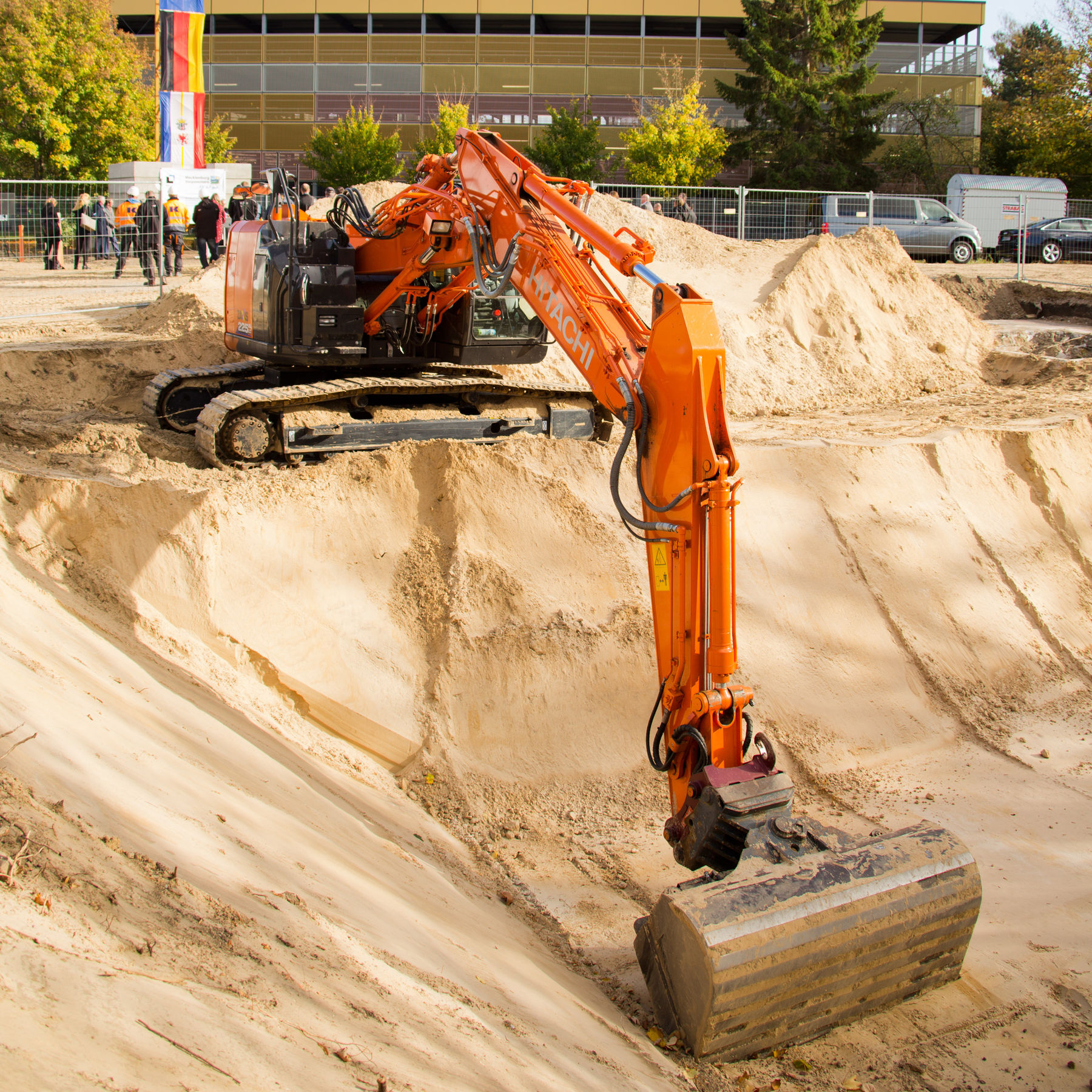 Nach der Kampfmittelsondierung haben die Erdarbeiten begonnen. Die Bodenplatte für das Untergeschoss kann gelegt werden. © 2018 Betrieb für Bau und Liegenschaften Mecklenburg-Vorpommern