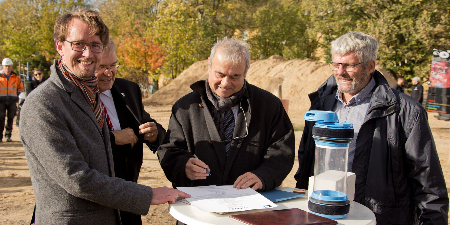 Die Urkunde zur Grundsteinlegung wird unterschrieben und zum Bestandteil der Zeitkapsel. © 2018 Betrieb für Bau und Liegenschaften Mecklenburg-Vorpommern