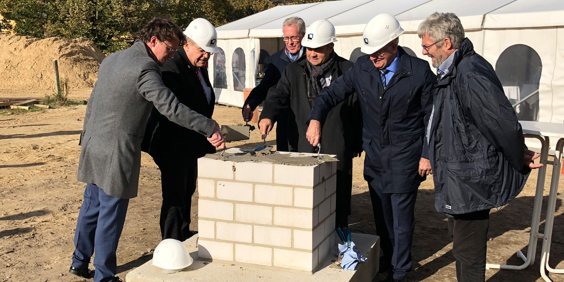 Gemeinsam wird der Grundstein gelegt, v.l.: Mathias Brodkorb, Finanzminister Mecklenburg-Vorpommern, Prof. Dr. Wolfgang Schareck, Rektor der Universität Rostock, Harald Jeguschke, Kaufmännischer Direktor der Universitätsmedizin Rostock, Dr. Emil Reisinger © 2018 Betrieb für Bau und Liegenschaften Mecklenburg-Vorpommern