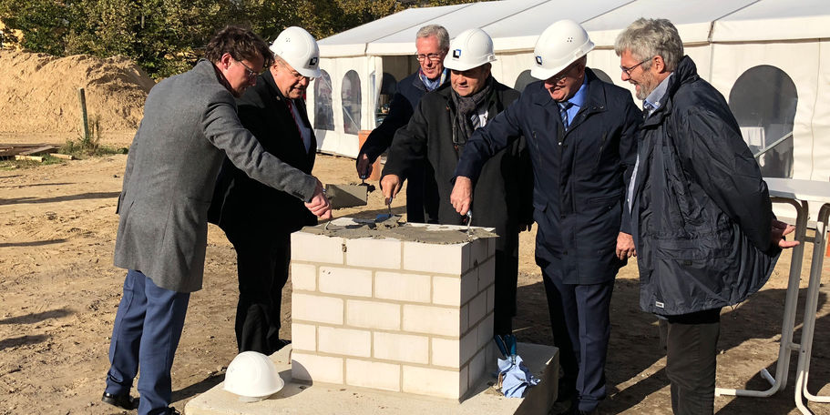 Gemeinsam wird der Grundstein gelegt, v.l.: Mathias Brodkorb, Finanzminister Mecklenburg-Vorpommern, Prof. Dr. Wolfgang Schareck, Rektor der Universität Rostock, Harald Jeguschke, Kaufmännischer Direktor der Universitätsmedizin Rostock, Dr. Emil Reisinger © 2018 Betrieb für Bau und Liegenschaften Mecklenburg-Vorpommern