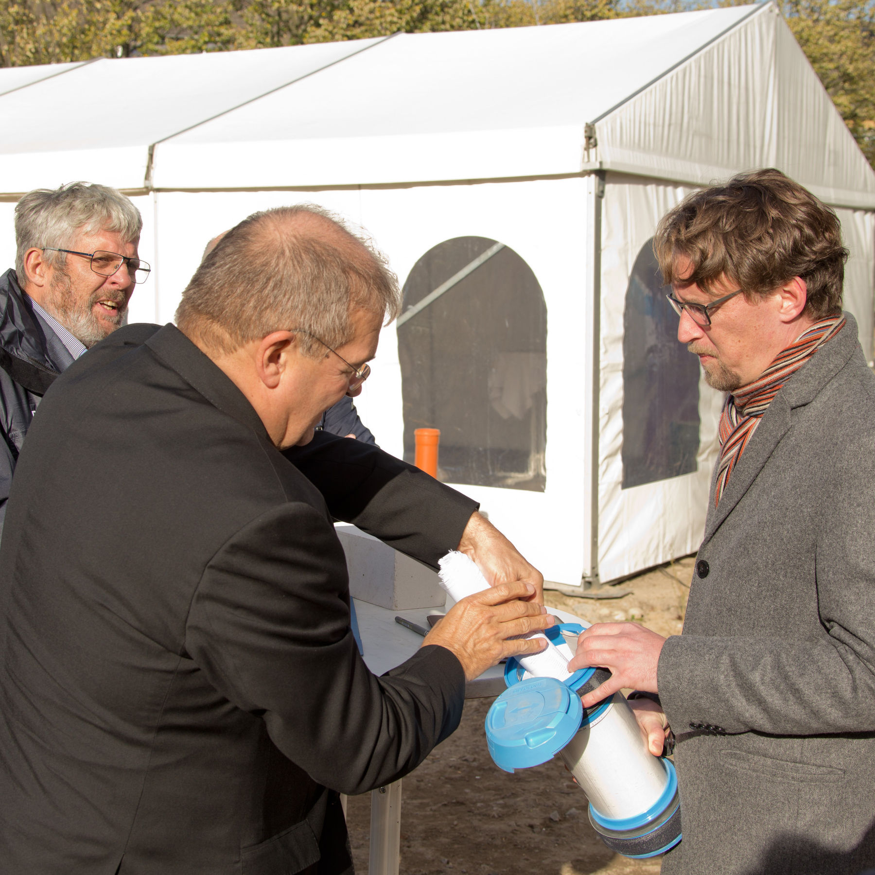 Prof. Dr. Wolfgang Schareck legt den Ausdruck des Gedichts, das er in seinem Redebeitrag vortrug, in den Grundstein. © 2018 Betrieb für Bau und Liegenschaften Mecklenburg-Vorpommern