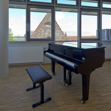 Bitte Platz zu nehmen! Was hier gespielt wird, kann dank neuester Technik im Tonstudio aufgezeichnet werden. © 2019 Betrieb für Bau und Liegenschaften Mecklenburg-Vorpommern