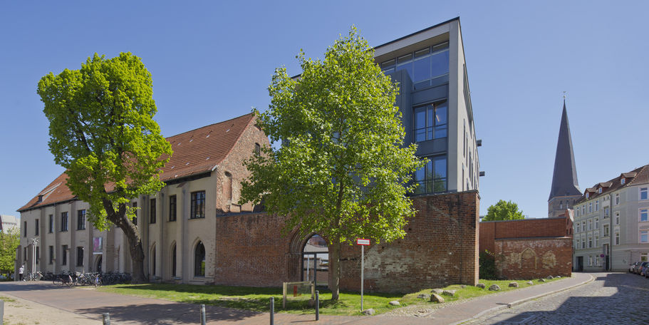 Aufgestockt! Der südliche Gebäudeteil der HMT ist um den Seminarraum aufgestockt worden. © 2019 Betrieb für Bau und Liegenschaften Mecklenburg-Vorpommern