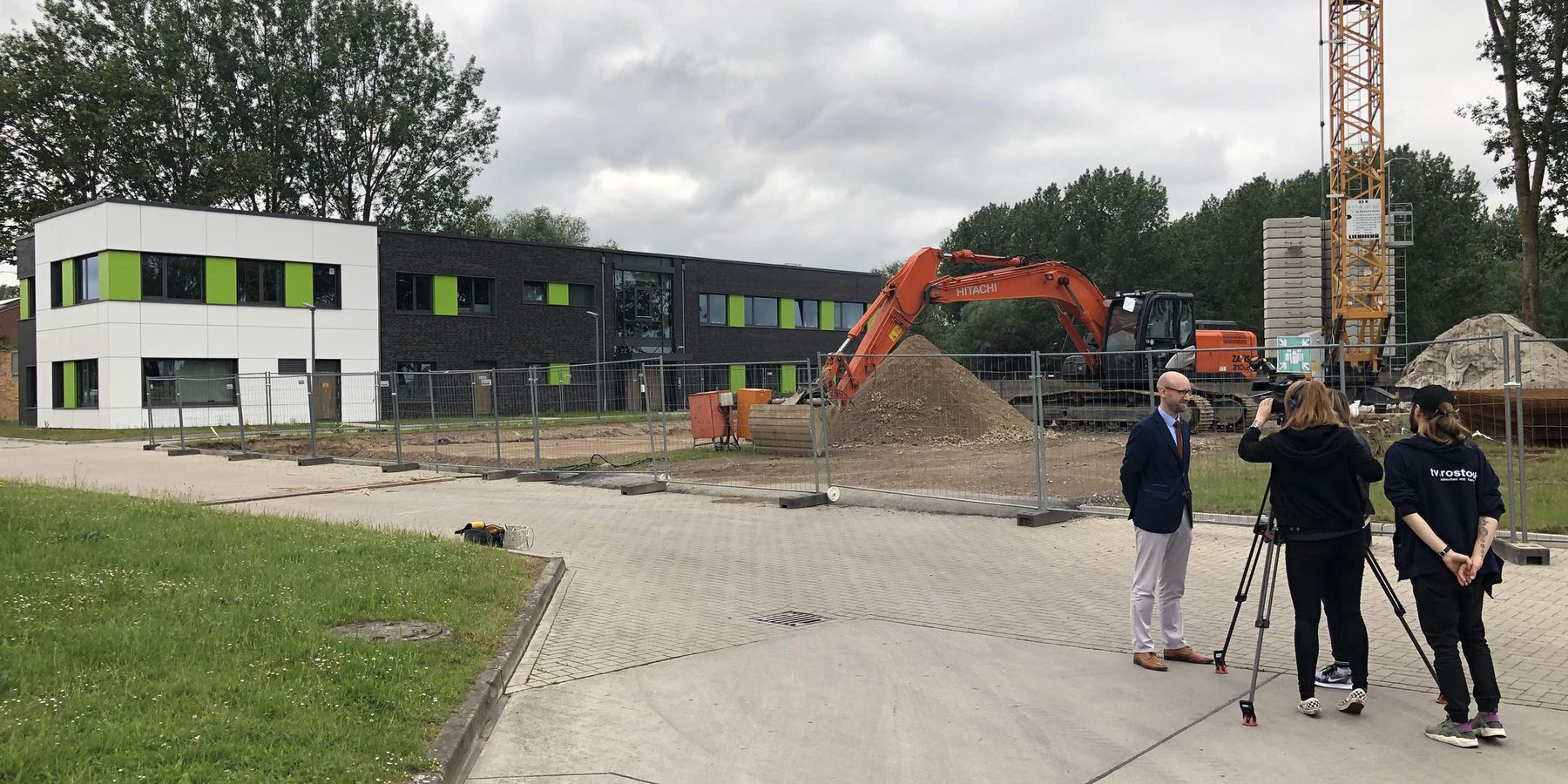 Der Bagger steht bereit. Im Hintergrund der Neubau, der bereits vor zwei Jahren fertiggestellt und vom BBL M-V an die Bundesanstalt für Immobilienaufgaben für den Zoll übergeben worden ist. © 2019 Betrieb für Bau und Liegenschaften Mecklenburg-Vorpommern