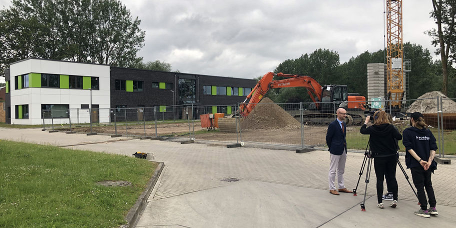 Der Bagger steht bereit. Im Hintergrund der Neubau, der bereits vor zwei Jahren fertiggestellt und vom BBL M-V an die Bundesanstalt für Immobilienaufgaben für den Zoll übergeben worden ist. © 2019 Betrieb für Bau und Liegenschaften Mecklenburg-Vorpommern