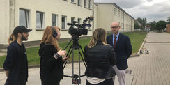Robert Klaus leitet den für das Bauprojekt verantwortlichen BBL M-V Geschäftsbereich Schwerin und steht hier beim Pressetermin am 7. Juni 2019 dem Rostocker Lokalsender TV.Rostock Rede und Antwort. © 2019 Betrieb für Bau und Liegenschaften Mecklenburg-Vorpommern