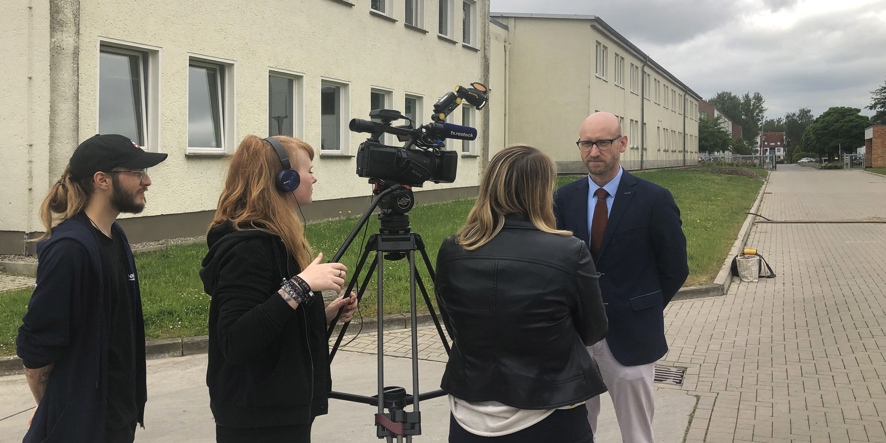 Robert Klaus leitet den für das Bauprojekt verantwortlichen BBL M-V Geschäftsbereich Schwerin und steht hier beim Pressetermin am 7. Juni 2019 dem Rostocker Lokalsender TV.Rostock Rede und Antwort. © 2019 Betrieb für Bau und Liegenschaften Mecklenburg-Vorpommern