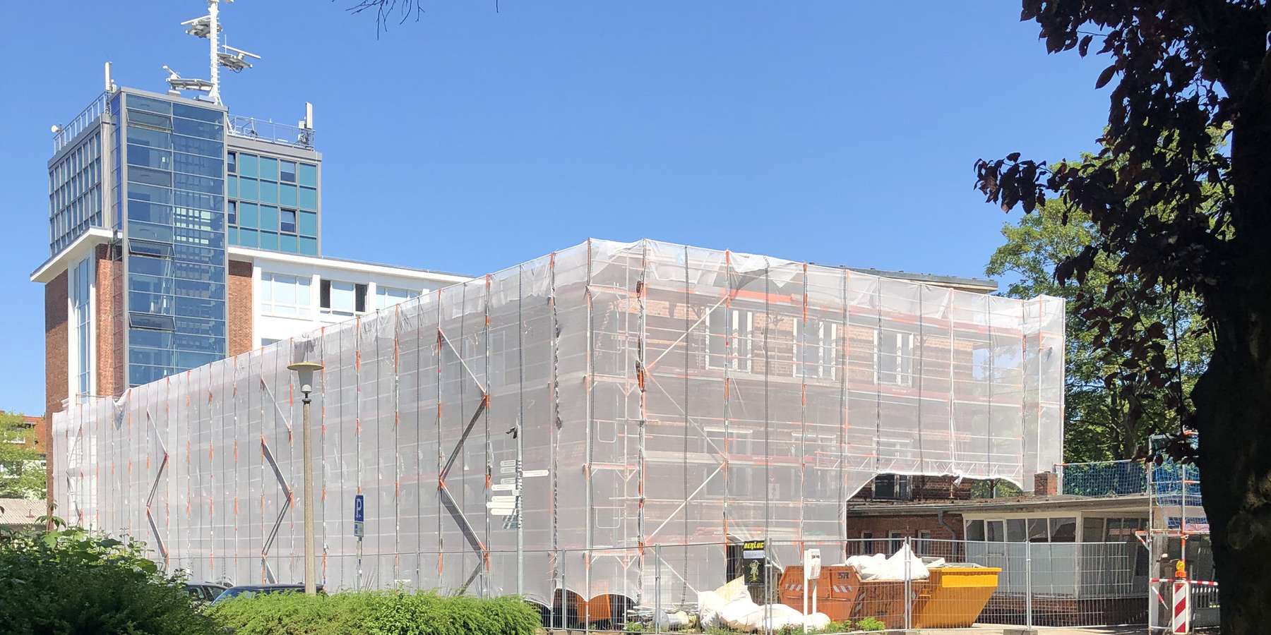 Das Turmgebäude ist bereits vor zwei Jahren saniert worden. Jetzt saniert der BBL M-V den Anbau. © 2019 Betrieb für Bau und Liegenschaften Mecklenburg-Vorpommern