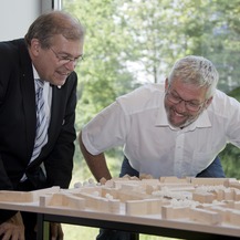 Gut beobachtet: Rektor Prof. Dr. Wolfgang Schareck und Uwe Sander vom BBL M-V inspizieren das Modell mit dem Siegerentwurf. © 2019 Betrieb für Bau und Liegenschaften Mecklenburg-Vorpommern