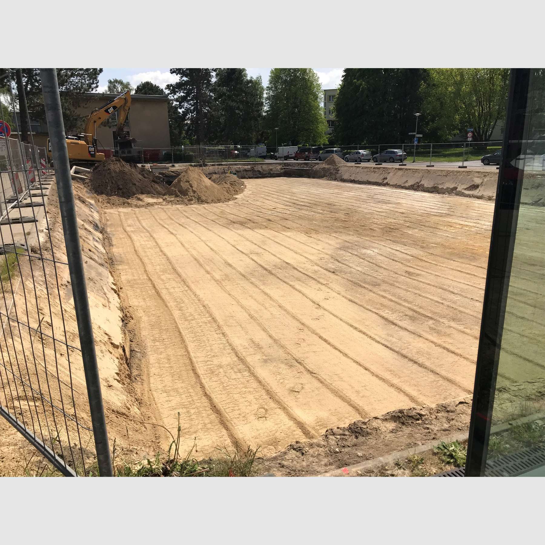 Blick aus der Forschungshalle BTI auf das Baufeld Forschungshalle BTII: Die Baugrube ist vorbereitet im Mai 2019. © 2019 Betrieb für Bau und Liegenschaften Mecklenburg-Vorpommern