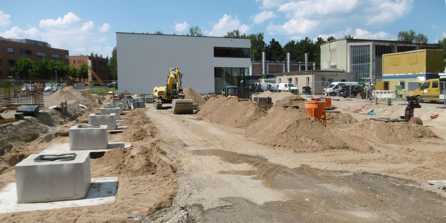 Die Köcherfundamente sind fertig (links im Bild). Darin werden später die Fertigteile aus Beton eingesetzt, auf denen die Dachkonstruktion liegen wird. © Bastmann + Zavracky BDA Architekten GmbH, Rostock