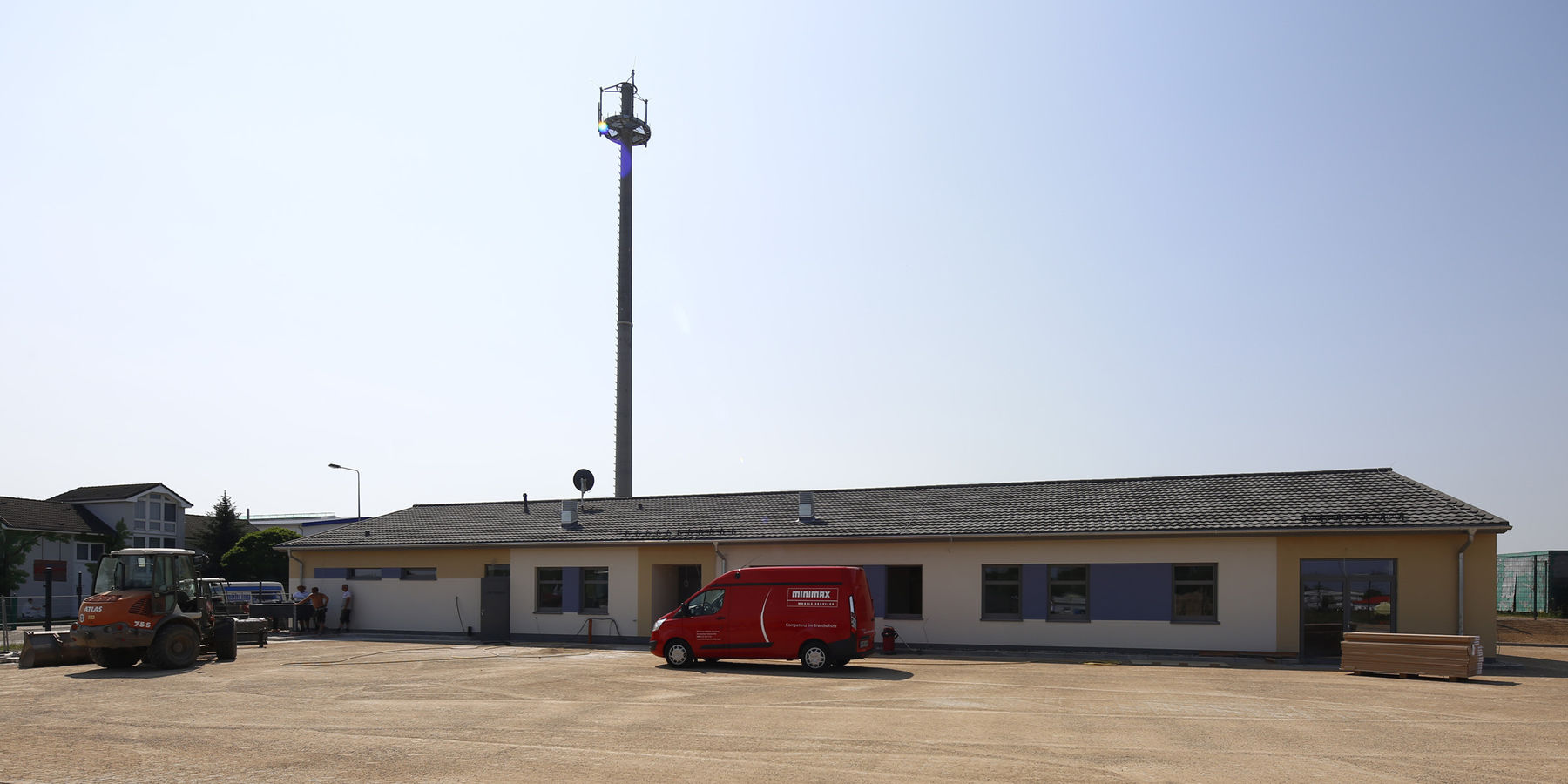 Neu, flach und nachhaltig - das neue Dienstgebäude des THW im Gewerbegebiet Eikboomstraße in Bad Doberan. © 2019 Betrieb für Bau und Liegenschaften Mecklenburg-Vorpommern