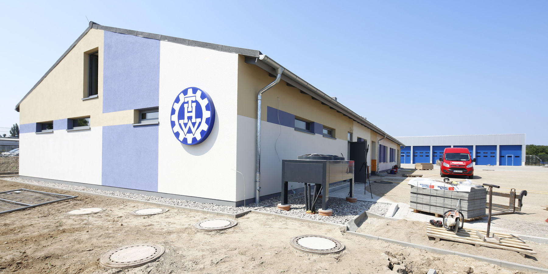 Building-Branding - Das Logo des THW an der östlichen Giebelseite des Dienstgebäudes. © 2019 Betrieb für Bau und Liegenschaften Mecklenburg-Vorpommern