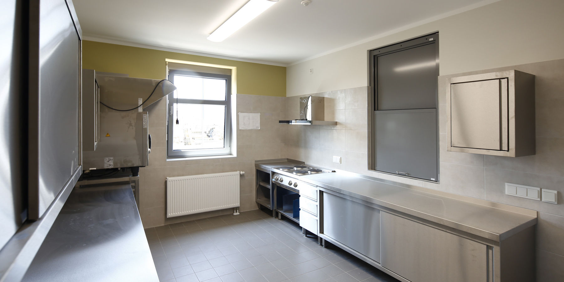 Ohne Mampf kein Kampf - Küche mit Dampfgarer, Schnellspüler und Durchreichen zum großen Seminarraum (rechts) und zum Raum für die Jugendgruppe des THW links nicht im Bild). © 2019 Betrieb für Bau und Liegenschaften Mecklenburg-Vorpommern