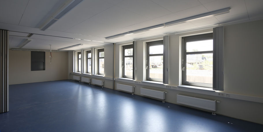 Kann geteilt werden. Der große Seminarraum kann mittels Trennwände halbiert und damit an unterschiedliche Raumbedarfe angepasst werden. © 2019 Betrieb für Bau und Liegenschaften Mecklenburg-Vorpommern