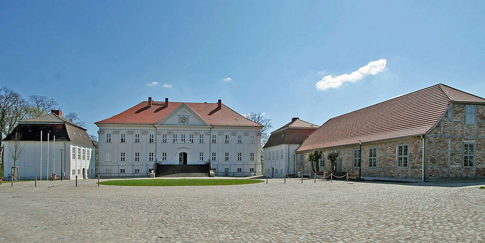 Gesamtansicht der Schlossanlage - links das nördliche Kavaliershaus © 2019 Betrieb für Bau und Liegenschaften Mecklenburg-Vorpommern