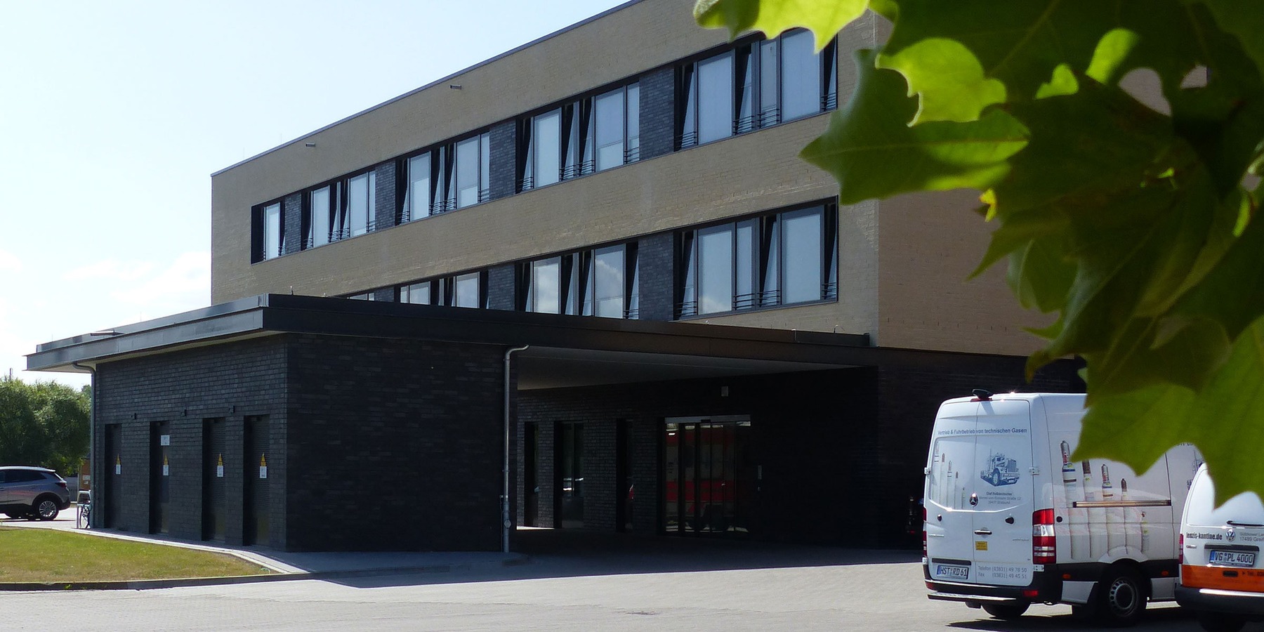 Ansicht Nord mit überdachter Krankenwagen-Zufahrt für nicht gehfähige Patienten © 2019 Betrieb für Bau und Liegenschaften Mecklenburg-Vorpommern