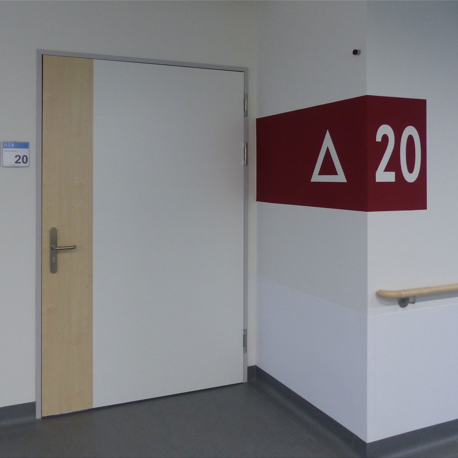 Zur besseren Orientierung für die Patienten ist jedes Zimmer auf den Stationen sowohl mit Nummer als auch mit individuellem Symbol gekennzeichnet. © 2019 Betrieb für Bau und Liegenschaften Mecklenburg-Vorpommern