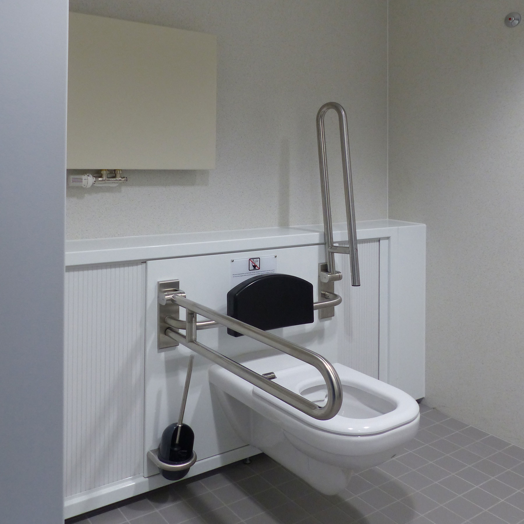 seitlich verschiebbares WC-Becken in einer rollstuhlgerechten Sanitärzelle © 2019 Betrieb für Bau und Liegenschaften Mecklenburg-Vorpommern