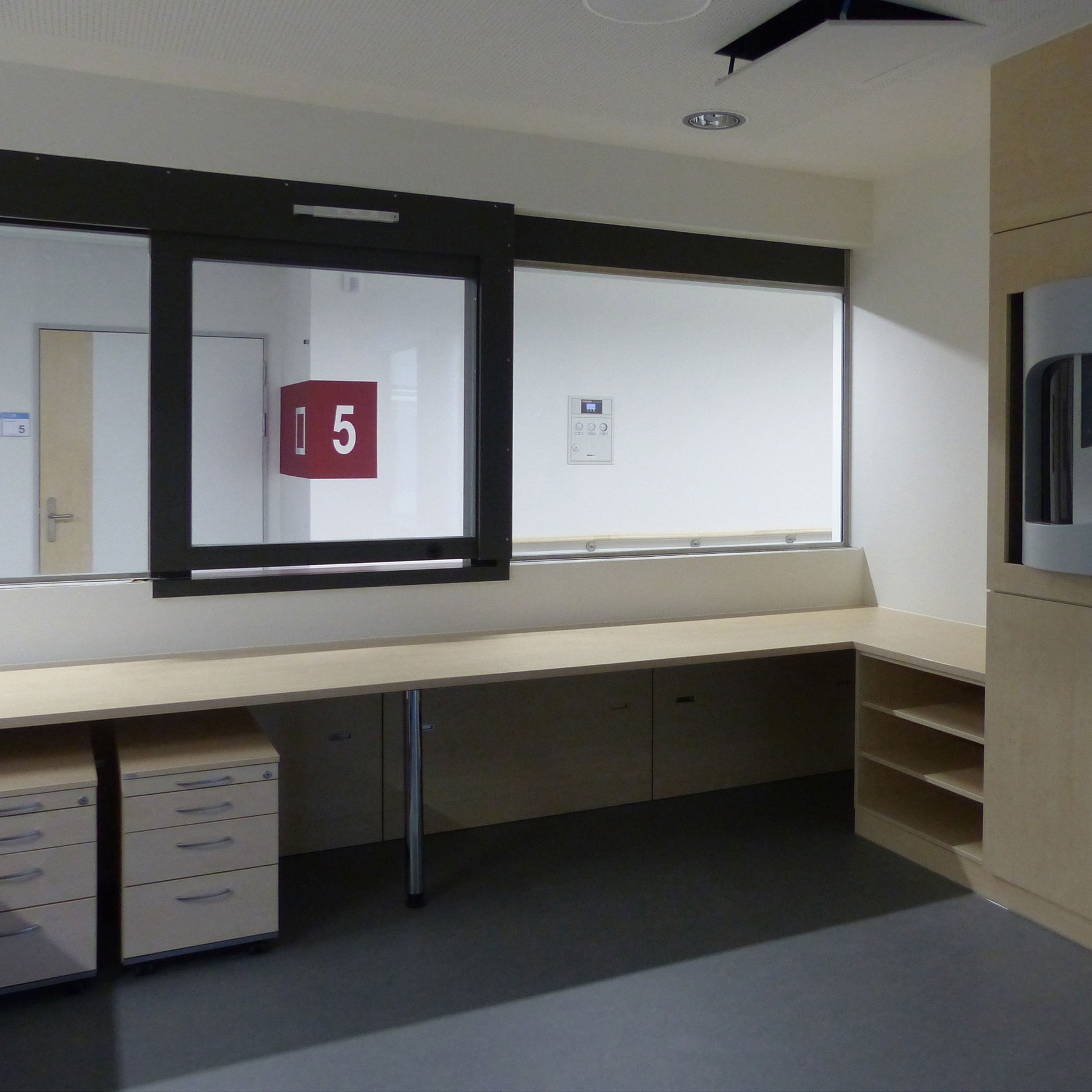 Blick in den Schwesternstützpunkt auf der Patientenpflegestation © 2019 Betrieb für Bau und Liegenschaften Mecklenburg-Vorpommern