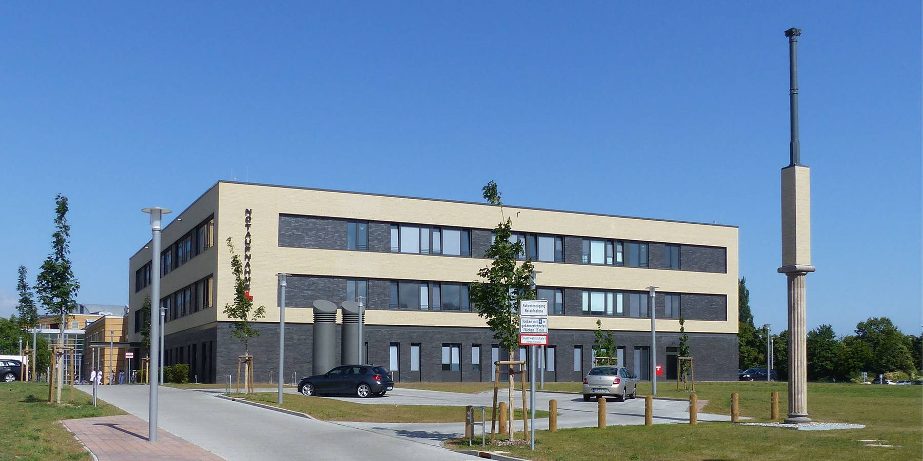 Kunst am Bau: 3 übereinanderstehende Säulen im Zugangsbereich zur Notaufnahme setzen ein Zeichen, wirken identitätsstiftend und wegweisend © 2019 Betrieb für Bau und Liegenschaften Mecklenburg-Vorpommern